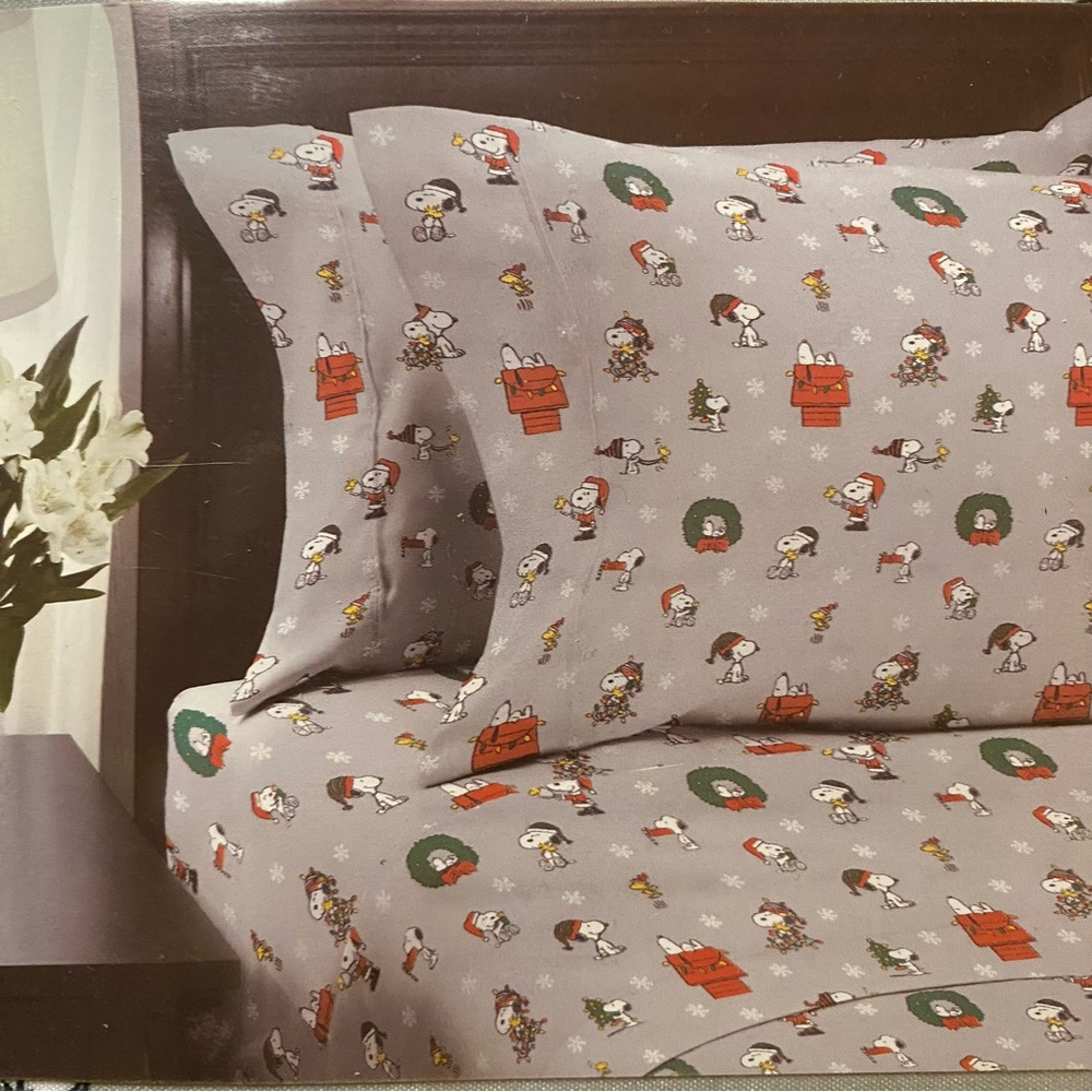 PEANUTS Snoopy Woodstock Christmas KING SHEETS SET Santa Hat Wreath Lights Tree